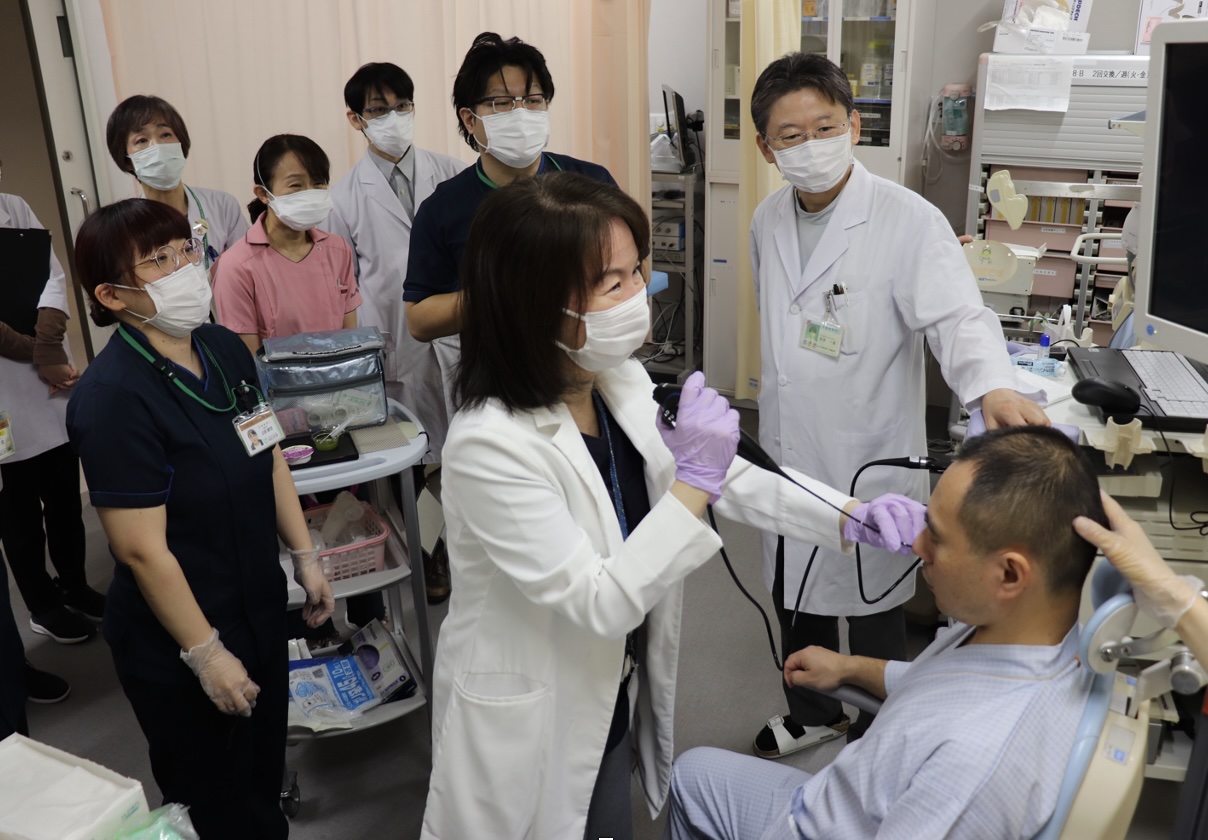 内視鏡による嚥下機能評価の様子