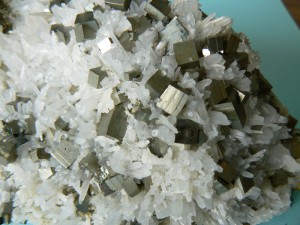 硫化鉱(石英と黄鉄鉱からなる鉱石、鉱石も岩石の一種)