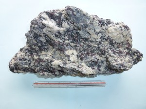 ざくろ石珪線石片麻岩