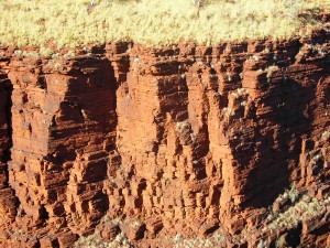 ハマーズレー山地の縞状鉄鉱層の崖
