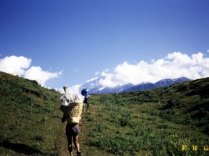 ヒマラヤの調査：1980年当時歩くしかなかった。