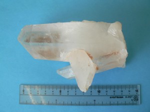 六角柱状の石英