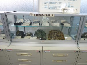 主要造岩鉱物とその岩石