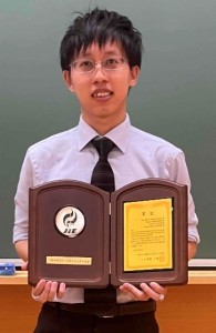 賞状を掲げる受賞者のGlenさん
