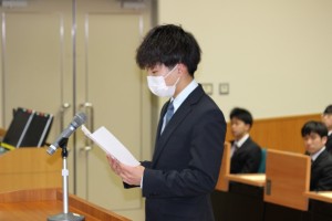 卒業生代表のあいさつをする倉本君