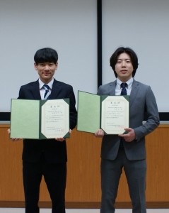 表彰状を掲げる矢野氏・牧野氏